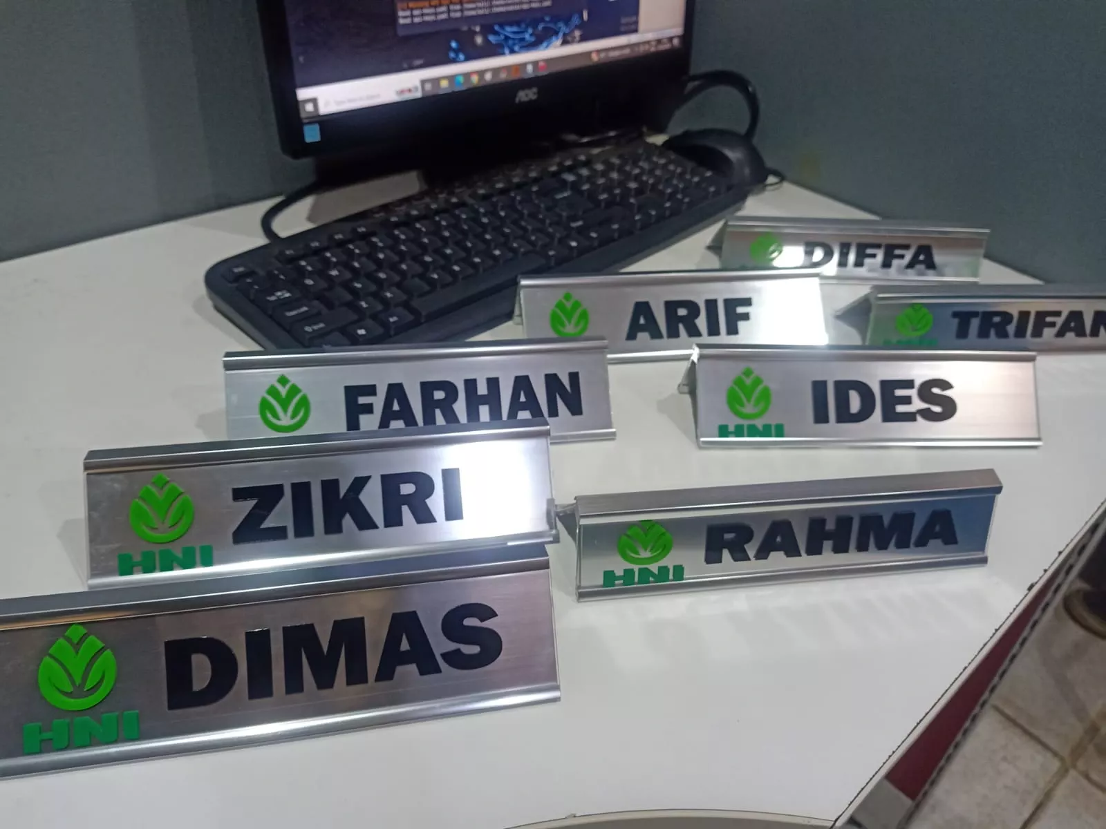 Name Desk Pesanan HNI: Identitas Profesional yang Elegan