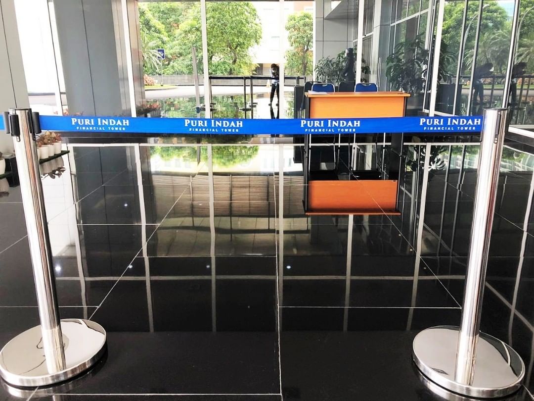 Tingkatkan Promosi Anda dengan Pita Tiang Antrian Custom Sablon