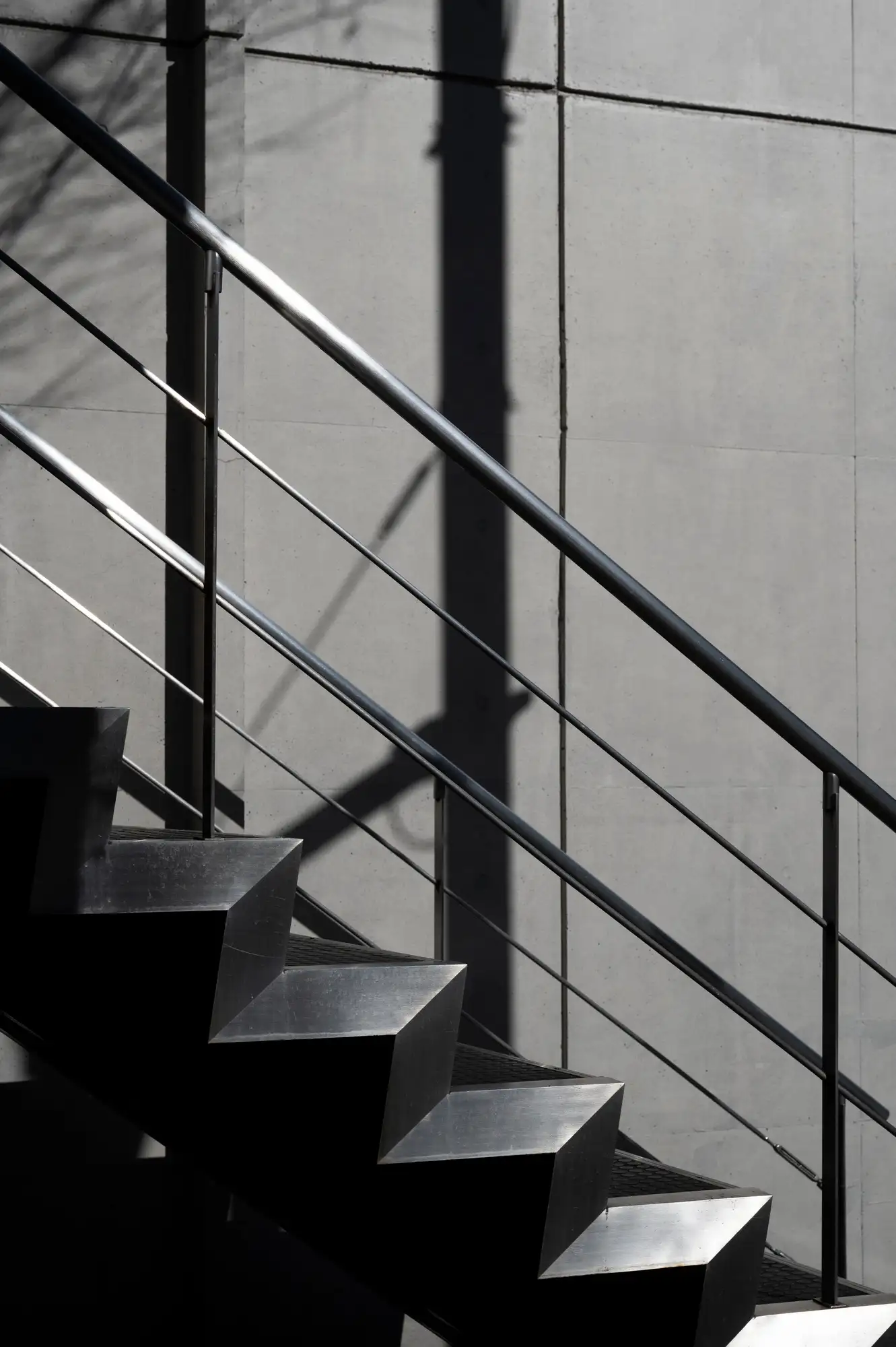 Railing Tangga Pakai Besi atau Stainless Steel? Ini Perbandingan Lengkapnya!